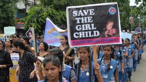 Des élèves et des jeunes indiens brandissent des pancartes alors qu'ils participent à un rassemblement de sensibilisation contre les abus sexuels sur les enfants, à Siliguri, le 6 juillet 2019. (illustration)