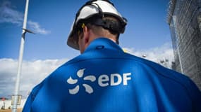 Un agent d'EDF devant la centrale nucléaire de Saint-Laurent-des-Eaux, à Saint-Laurent-Nouan, le 30 mars 2023
