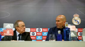 Florentino Perez et Zinedine Zidane lors d'une conférence de presse du Real