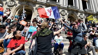 La "fête à Macron" bat son plein samedi, place de l'Opéra à Paris.