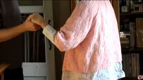 Un aidant accompagne une personne âgée à son domicile (reportage BFMTV 25/01/2011)