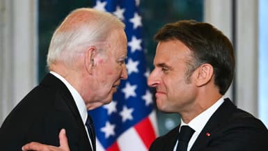 Le président français Emmanuel Macron serre la main du président américain Joe Biden lors d'un dîner d'État officiel dans le cadre de la visite d'État du président américain en France, au palais présidentiel de l'Élysée à Paris, le 8 juin 2024.