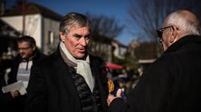 L'ancien ministre du Budget Jérôme Cahuzac en visite dans un marché de Monsempron-Libos (Lot-et-Garonne) le 23 novembre 2023 