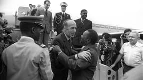 Valéry Giscard d'Estaing et Jean-Bedel Bokassa à l'aéroport de Bangui (Centrafrique), le 5 mars 1975.