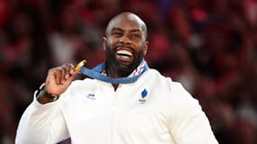 La joie de Teddy Riner sur le podium avec sa médaille d'or olympique le 2 août 2024