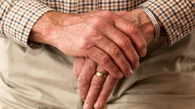 Un homme vend sa maison en Normandie en viager.