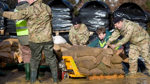 Le 15 février 2014 à l'est de Londres, volontaires et militaires luttent contre la crue de la Tamise.