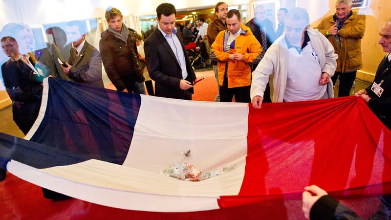 Est-il de plus en plus difficile à un parti politique d'obtenir un prêt d'une banque ou est-ce un problème propre au Front national? (Photo d'illustration, présentant une quête pour le Front national à la suite d'un meeting)