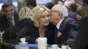 Jean-Marie Le Pen embrassant sa fille Marine Le Pen après avoir déposé les listes FN de candidature aux élections européennes en 2014.