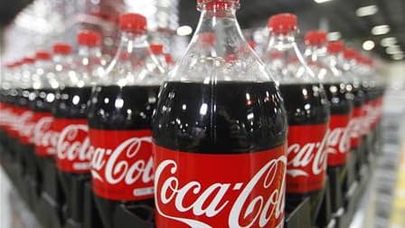Coca-Cola Entreprises a décidé de réévaluer ses investissements sur le site français de Pennes-Mirabeau, dans le sud de la France, pour protester contre la taxe sur les sodas sucrés prévue par le gouvernement dans le cadre de son programme d'austérité. /P