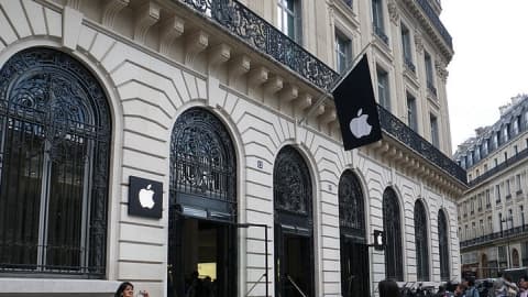 L'Apple Store de l'Opéra fait des émules à Paris.
