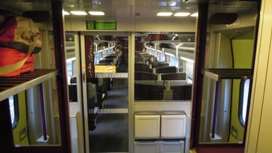 Des bagages dans leur espace dédié dans le wagon 1e classe d'un train SNCF. (photo d'illustration)