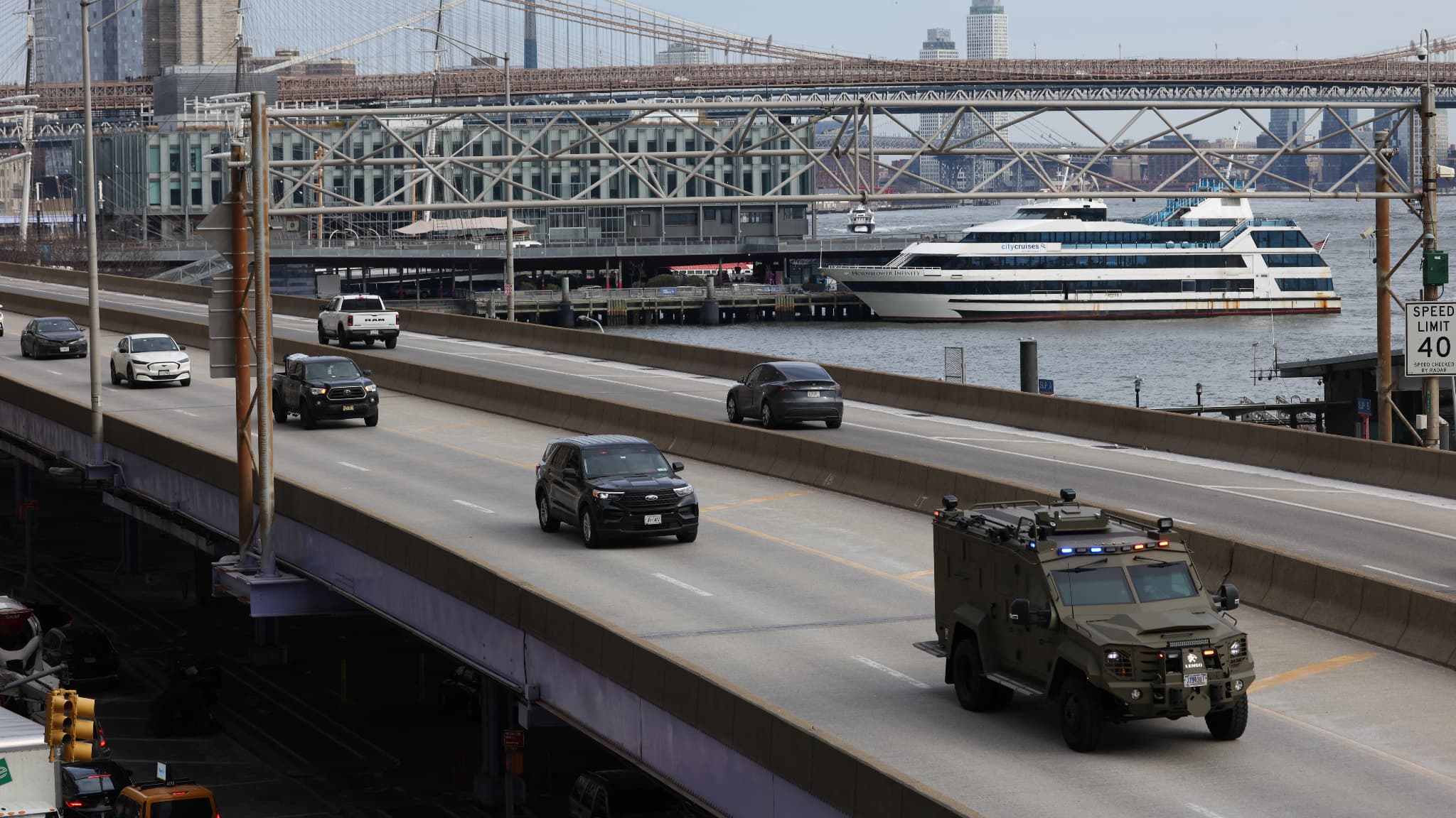 Un convoi transportant l'ancien président vénézuélien Nicolas Maduro quitte le palais de justice le 5 janvier 2026 à New York.