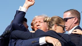Donald Trump en train d'être évacué par les services secrets ce samedi 13 juillet 2024 en Pennsylvanie, après s'être fai tirer dessus lors d'un meeting.