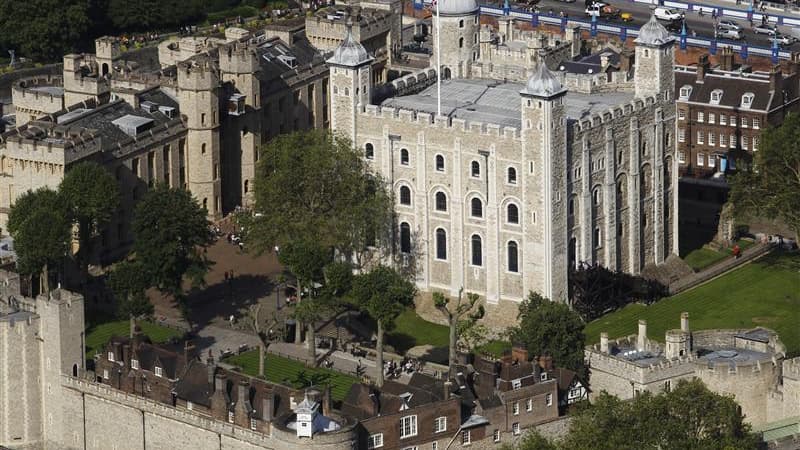 La Tour de Londres, prison mais aussi sanctuaire des bijoux de la couronne d'Angleterre depuis six siècles, abrite depuis le début du mois les 4.700 médailles d'or, d'argent et de bronze des Jeux olympiques. /Photo prise le 5 juillet 2012/REUTERS/Luke Mac