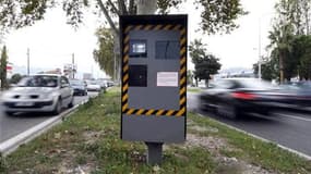 Le gouvernement français réaffirme qu'il ne laissera pas passer un amendement assouplissant le permis de conduite à points, afin de ne pas adresser un signal de laxisme aux automobilistes. /Photo d'archives/REUTERS/Eric Gaillard