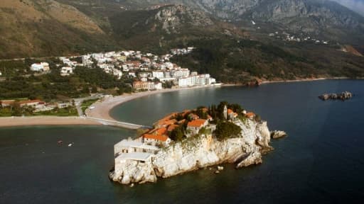 Vue à travers le hublot sur le village de Sveti Stefan, au Monténégro, le 2 avril 2007