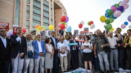 Des journalistes de Cumhuriyet et des sympathisants manifestent devant le tribunal d'Istanbul, le 24 juillet 2017