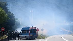 Des gendarmes et des fumées de gaz lacrymogène lors d'affrontements avec des manifestants contre le projet Lyon-Turin, à La Chapelle, en Maurienne, le 17 juin 2023.