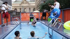 Des centaines de New-Yorkais ont pu se baigner samedi dans trois bennes à ordures transformées en piscines le long de Park Avenue, dans le cadre du programme Summer Streets (Rues d'été), au cours duquel des artères passantes sont fermées au trafic automob