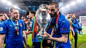 Leonardo Bonucci embrasse le trophée de l'Euro