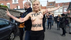 Une Femen venue protester au bureau de vote de Marine Le Pen à Hénin-Beaumont le 23 avril 2017 