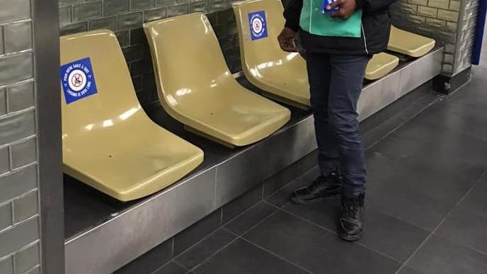 Des stickers invitant à ne pas s'asseoir une place sur deux sont en train d'être déployés par la RATP. 