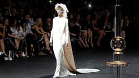 Sage mariée de Chanel pour qui Karl Lagerfeld a imaginé une collection haute couture sobre pour l'hiver prochain. /Photo prise le 5 juillet 2011/REUTERS/Benoit Tessier