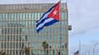 Le drapeau de Cuba flottant devant l'ambassade des Etats-Unis à La Havane, janvier 2025