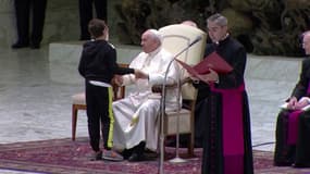 Un enfant réussit à prendre la calotte du pape en pleine audience