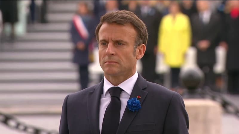 8-Mai: après avoir ravivé la flamme sur la tombe du soldat inconnu, Emmanuel Macron observe une minute de silence