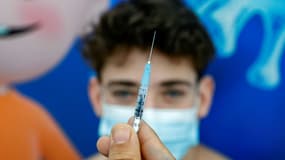 Un adolescent de  16 ans reçoit une dose du vaccin Pfizer-BioNtech contre le coronavirus, à Tel Aviv (Israël) le 23 janvier 2021