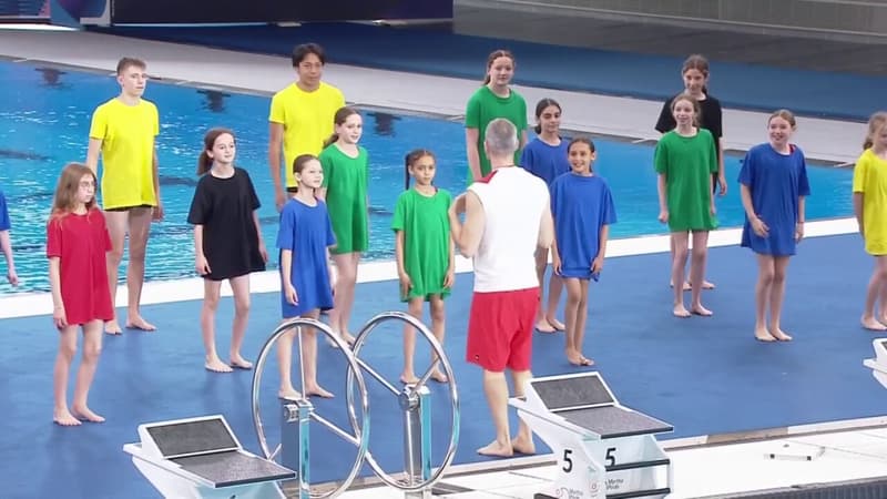 Les enfants de la Fédération française de natation dansent pour l'inauguration du centre aquatique olympique de Saint-Denis