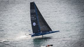 Tom Laperche et son trimaran SVR-Lazartigue, le 7 janvier 2024 à Brest, lors du départ de la première édition de l'Arkéa Ultim Challenge