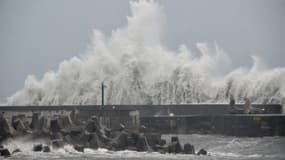 Une photo de l'agence de presse centrale de Taïwan (CNA) le 13 août 2025 montre les vagues générées par le typhon Podul qui déferlent sur la côte de Taitung.