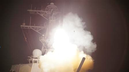 Tir d'un missile Tomahawk depuis le destroyer USS Stout croisant en Méditerranée. Une coalition de cinq armées occidentales a commencé samedi à bombarder des objectifs en Libye pour tenter de contraindre les forces de Mouammar Kadhafi à cesser le feu et à