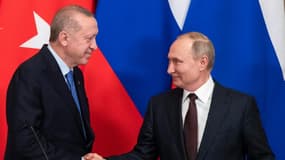 Le président turc Recep Tayyip Erdogan (g)  et son homologue russe Vladimir Poutine en mars 2020 à Moscou
