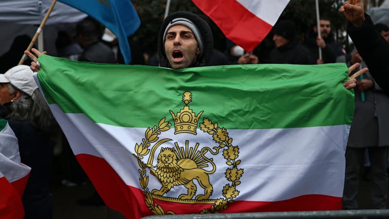 Le drapeau de la République islamique brièvement remplacé par un drapeau de la monarchie iranienne à Londres