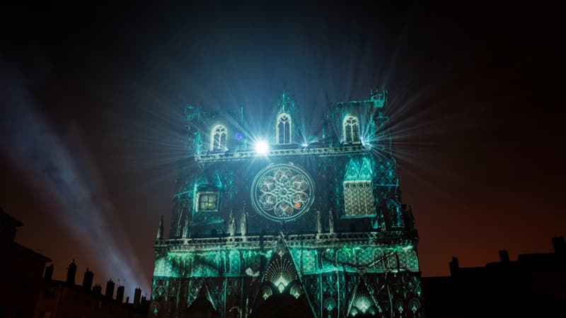 Vue de la cathédrale Saint-Jean-Baptiste pendant la 21e édition de la Fête des Lumières à Lyon, le 5 décembre 2019