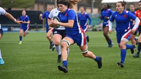 La capitaine Gaëlle Hermet s'échappe pour l'essai de bonus du XV de France contre l'Ecosse en Six Nations, le 10 avril 2022 à Glasgow 