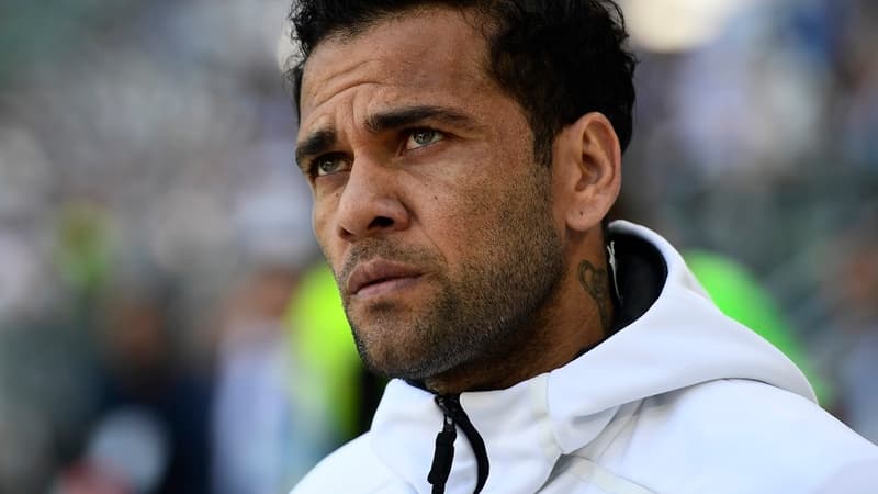 Daniel Alves imagine déjà les centres qu'il va délivrer à Edinson Cavani.