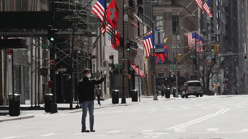 Une personne se prenant en photo à New-York, épicentre de l'épidémie aux Etats-Unis Une personne se prenant en photo à New-York, épicentre de l'épidémie aux Etats-Unis