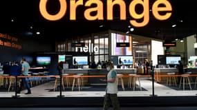 Le stand de l'opérateur Orange au Salon mondial du mobile à Barcelone, le 29 juin 2021 en Espagne