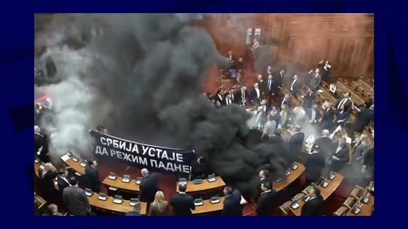 Crise en Serbie: fumigènes, gaz lacrymogènes... Des élus de l'opposition mènent une action spectaculaire au Parlement