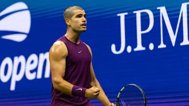 Carlos Alcaraz célébrant sa victoire face à Opelka lors de l'US Open, le 25 aout 2025