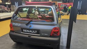 Cette Twingo I présentée sur le stand Renault à Rétromobile 2023  rend hommage aux lowriders et annonce le futur kit rétrofit qui sera lancé en fin d'année.