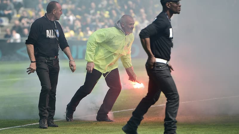 Des fumigènes sur la pelouse de Nantes