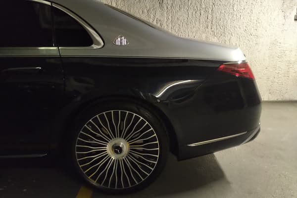 Notre Mercedes Maybach S680 est rallongée d'une trentaine de centimètres, par rapport à une Mercedes Classe S classique.