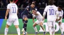 Kylian Mbappé au duel avec Daniel Carvajal lors de PSG-Real, à Paris le 15 février 2022