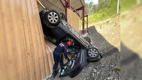 Un véhicule a fait une sortie de route et a terminé sa course dans un hangar abritant des camions de pompiers à Embrun.